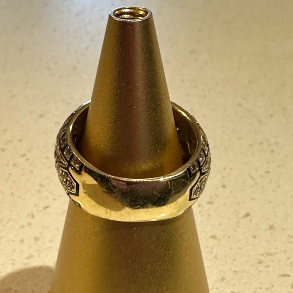 Roberto Coin 1.05 Carat Champagne
Diamonds black Enamel yellow gold band ring. - Picture 6 of 10